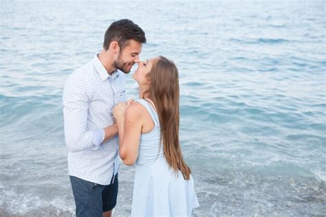 Feliz Pareja Joven En La Playa Enamorada Abraz Ndose Y Abraz Ndose