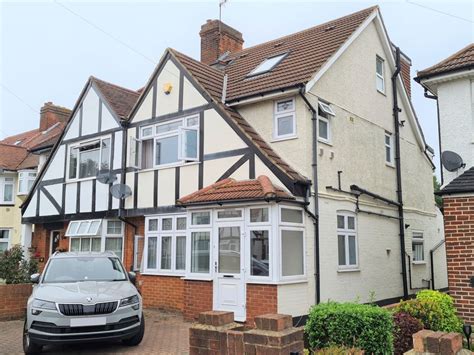 4 Bed Semi Detached House To Rent In Central Avenue Hounslow Tw3 £