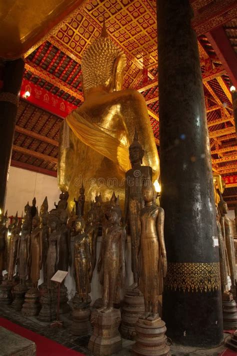 Grupos De Antiguas Im Genes De Buddha En Luang Prabang Junto A Luang