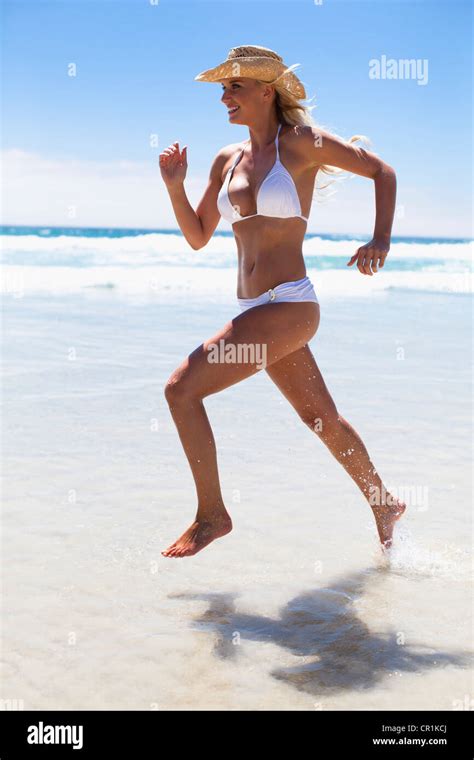 Frau Im Bikini Am Strand Laufen Stockfotografie Alamy