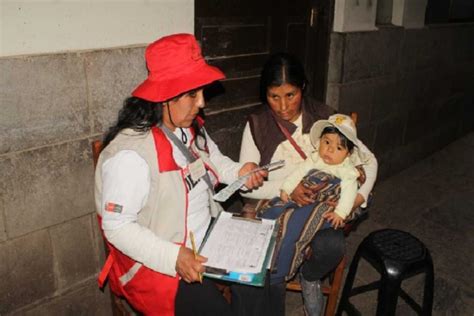 Cusco personal de salud y promotores visitan niños para erradicar