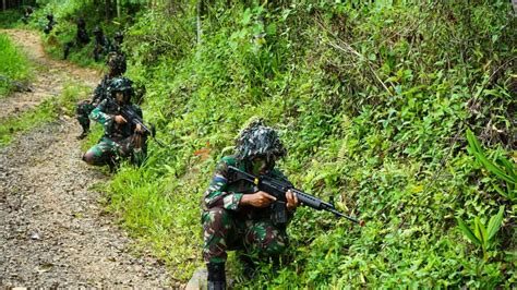 Taktis Siap Bergerak Prajurit Brigif Marinir Laksanakan Latihan