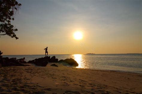 Silhueta Do Homem Na Praia No Por Do Sol Imagem De Stock Imagem De