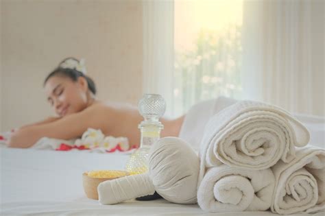 Ensemble De Soins De Spa Et Massage Aromatique à L Huile De Massage Sur Lit Télécharger Des