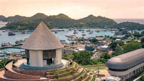 Melihat Pemandangan Matahari Terbenam Dari Puncak Waringin Labuan Bajo