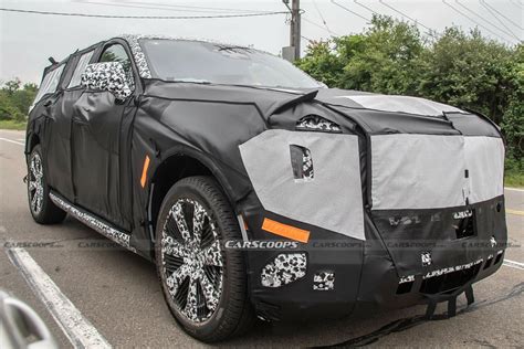 Electric Cadillac Optiq 3 Row Vistiq Suv And Escalade Iq Spied On Test Carscoops