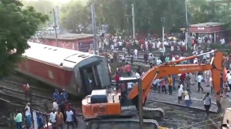 Train Accident21 ट्रेनों पर पड़ा हादसे का असर बदल दिए गए रूट Train