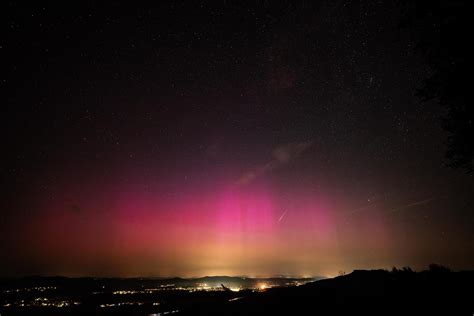 Sternschnuppen Nacht Wird Zum Polarlichtspektakel Farbenspiel Am Himmel