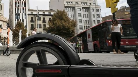 Un Menor Atropella A Otro Con Un Patinete En Una Acera De Zaragoza