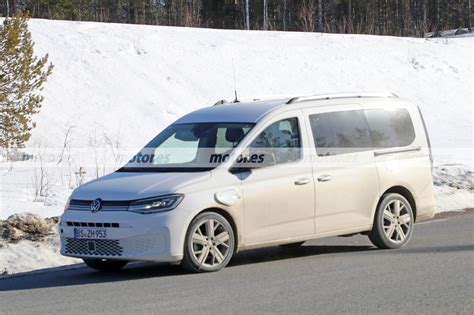 El Volkswagen Caddy Maxi eHybrid 2023 cazado en fotos espía durante