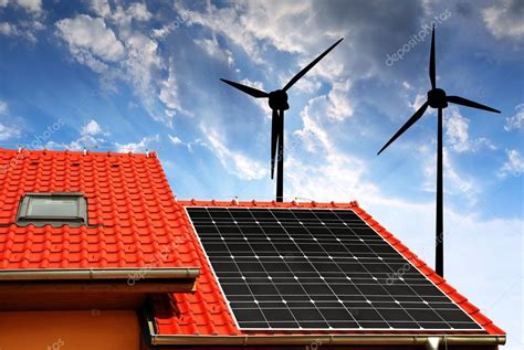 Panel Solar En El Techo De La Casa Y Turbinas E Licas