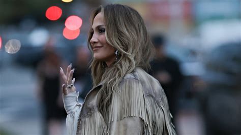 Jennifer Lopez Nos Ense A A Llevar Una Blusa Transparente En Invierno