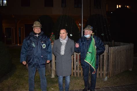 Gli Alpini Donano L Albero All Amministrazione Comunale Dentro Fuori