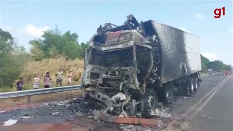 Vídeo Motorista morre carbonizado após caminhão bater na traseira de