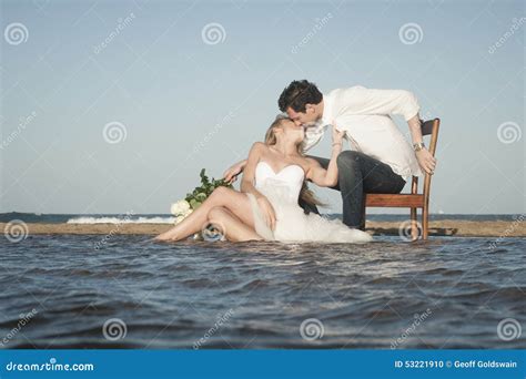 Pares Bonitos Novos Que Penduram Para Fora Junto Na Praia Foto De Stock