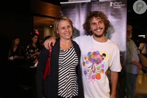 Filho De Pedro Bial E Giulia Gam - Theo, filho de Giulia Gam e Pedro Bial, vai em pré-estreia com a mãe ...