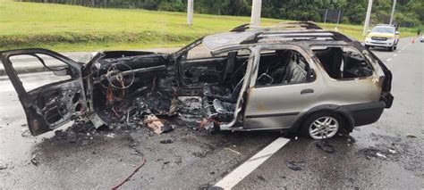 Carro Pega Fogo Na Sc Em Florian Polis Ap S Colis O E Deixa