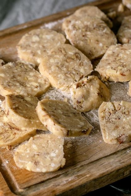 Corte A Massa De Shortbread Caseiro Para Cozinhar Biscoitos De A Car