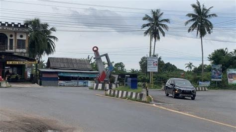 Kalselpedia Tugu Simpang Tiga Lianganggang Kota Pelaihari Kalsel