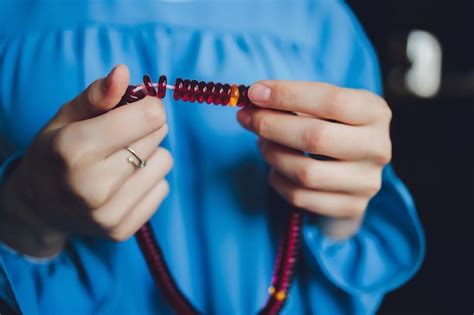 Religiosa mujer budista asiática rezando con la mano sosteniendo