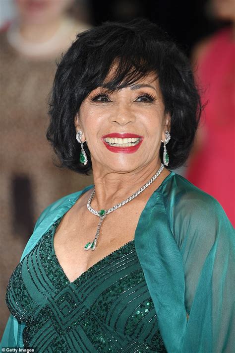 Dame Shirley Bassey 82 Dazzles In A Plunging Emerald Sequinned Ballgown Daily Mail Online