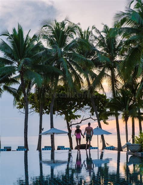 Couple D Hommes Et De Femmes Se Relaxer Au Bord De La Piscine Dans Les