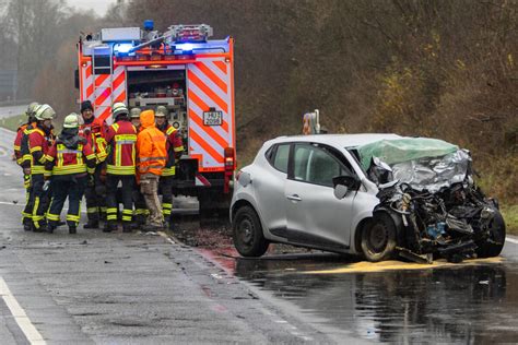 Tödlicher Unfall auf Landstraße Renault Fahrer kracht in Lastwagen und