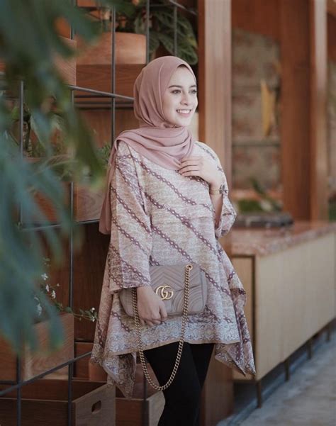 9 Inspirasi Model Blus Batik Muslimah Modern Bukareview