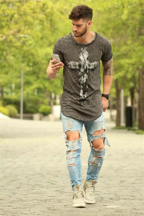 Simple Yet Stylish In This Extreme Ripped Jeans Styled With A Printed T