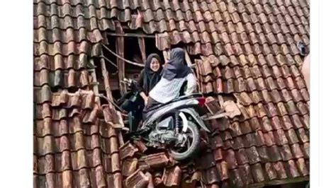 Viral 2 Bocah Perempuan Dan Sepeda Motornya Tersangkut Di Atas Atap