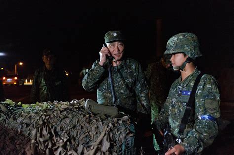 老榮民回顧國軍的荒唐戰術 掀開國軍野營露宿的帳篷 國防部長睡裡頭！ 國防部的頭頭還以國軍要去大陸攻城掠地野營露宿嗎 家國主義