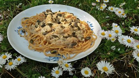 Spaghetti w sosie śmietanowym z kurczakiem i pieczarkami przepis