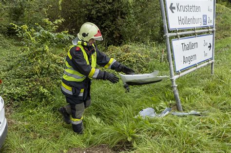 Freiwillige Feuerwehr Krems Donau Verkehrsunfall Direkt Vor Der