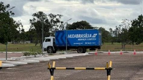 Caminhão De Mudança é Visto Chegando Ao Palácio Da Alvorada Onde