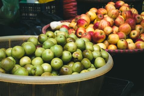 Fresh Small Apples At A Vietnamese Farmers Market Photo Free Download