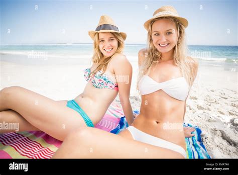 Jolies Femmes En Bikini Et De La Plage Hat Assis Sur La Plage Photo Stock Alamy
