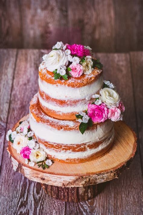 Torta Desnuda Hecha En Casa Con La Crema Y Las Bayas Blancas Foto De