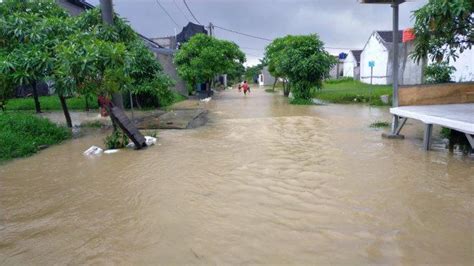 Hujan Lebat Di Kabupaten Bekasi Pemukiman Terendam Banjir