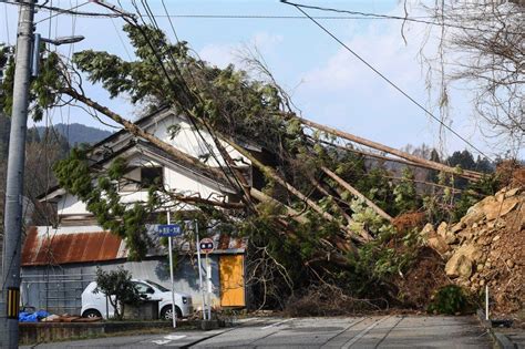 Hay 126 Muertos Por El Terremoto En Japón Sigue El Rastreo Entre Escombros En Busca De