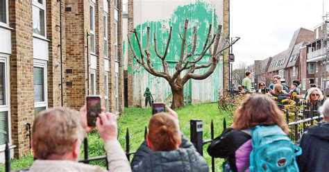 Bansky revive árbol mutilado en Londres