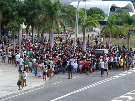 Fam Lias Despejadas Do Pr Dio Da Oi No Rio De Janeiro N O Aceitam A