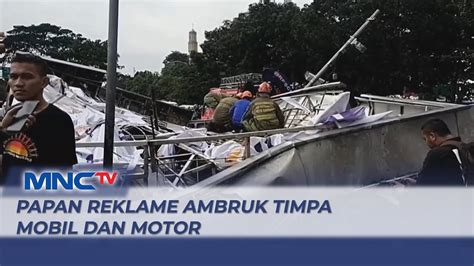 Hujan Deras Dan Angin Kencang Papan Reklame Ambruk Timpa Mobil Dan