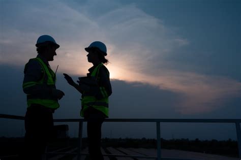 Un Equipo De Ingenieros El Ctricos Inspeccionando Paneles Solares En