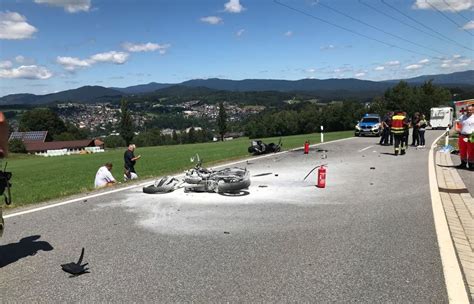 Zwei Motorradfahrer 20 Und 29 Sterben Bei Unfall Im Landkreis Regen