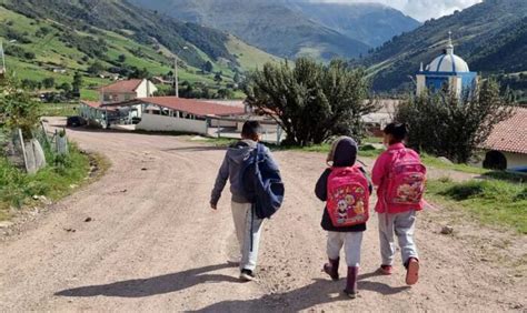 Niños De La Zona Rural De Azuay Caminan Dos Horas Para Llegar A Sus