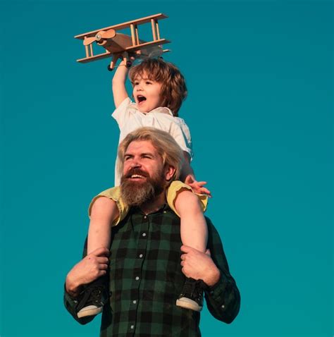 Padre E Hijo Jugando Con Un Avi N De Madera Tiempo Familiar Juntos