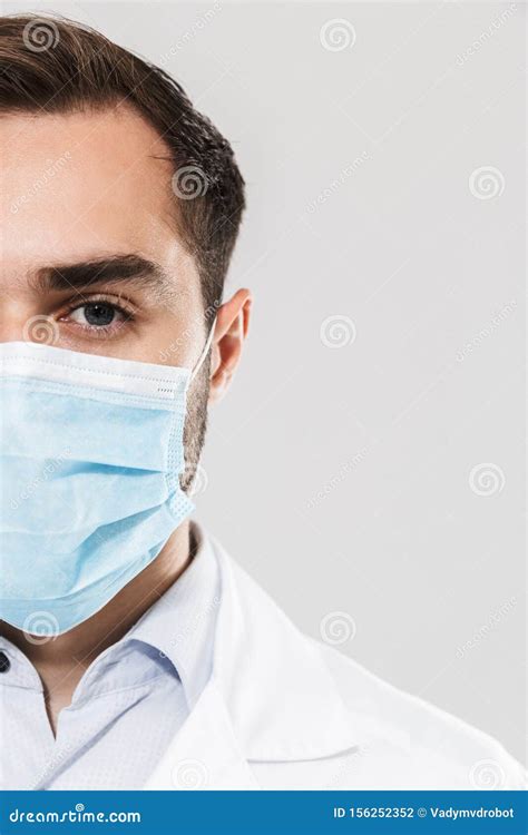 Portret Van De Jonge Arts Van De Brunette Met Een Steriel Masker In Het Laboratorium Van De