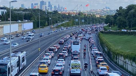 Stanbul Da Pazar G N Baz Yollar Trafi E Kapat Lacak