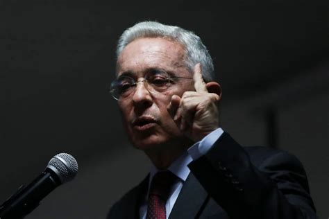 알바로 우리베 Álvaro Uribe 는 “교리”에 대한 교사를 지적하고 석화주의의 논쟁을 불러 일으킨다 Infobae