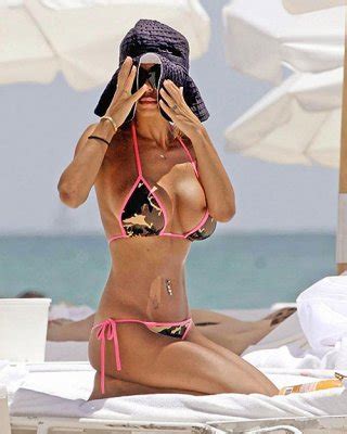 Shauna Sand Exposing Her Nice Big Tis And Pussy Lips Upskirt Paparazzi Pictures Porn Pictures